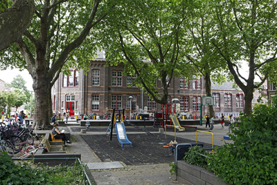 914388 Gezicht op het Koekoeksplein te Utrecht, met op de achtergrond de Openbare Basisschool De Koekoek (Koekoeksplein 1a).